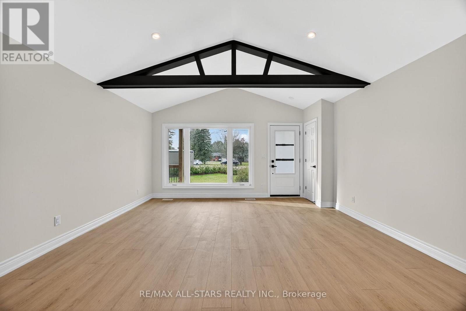 51 Garrett Drive, Georgina, Ontario  L0E 1R0 - Photo 9 - N12586184