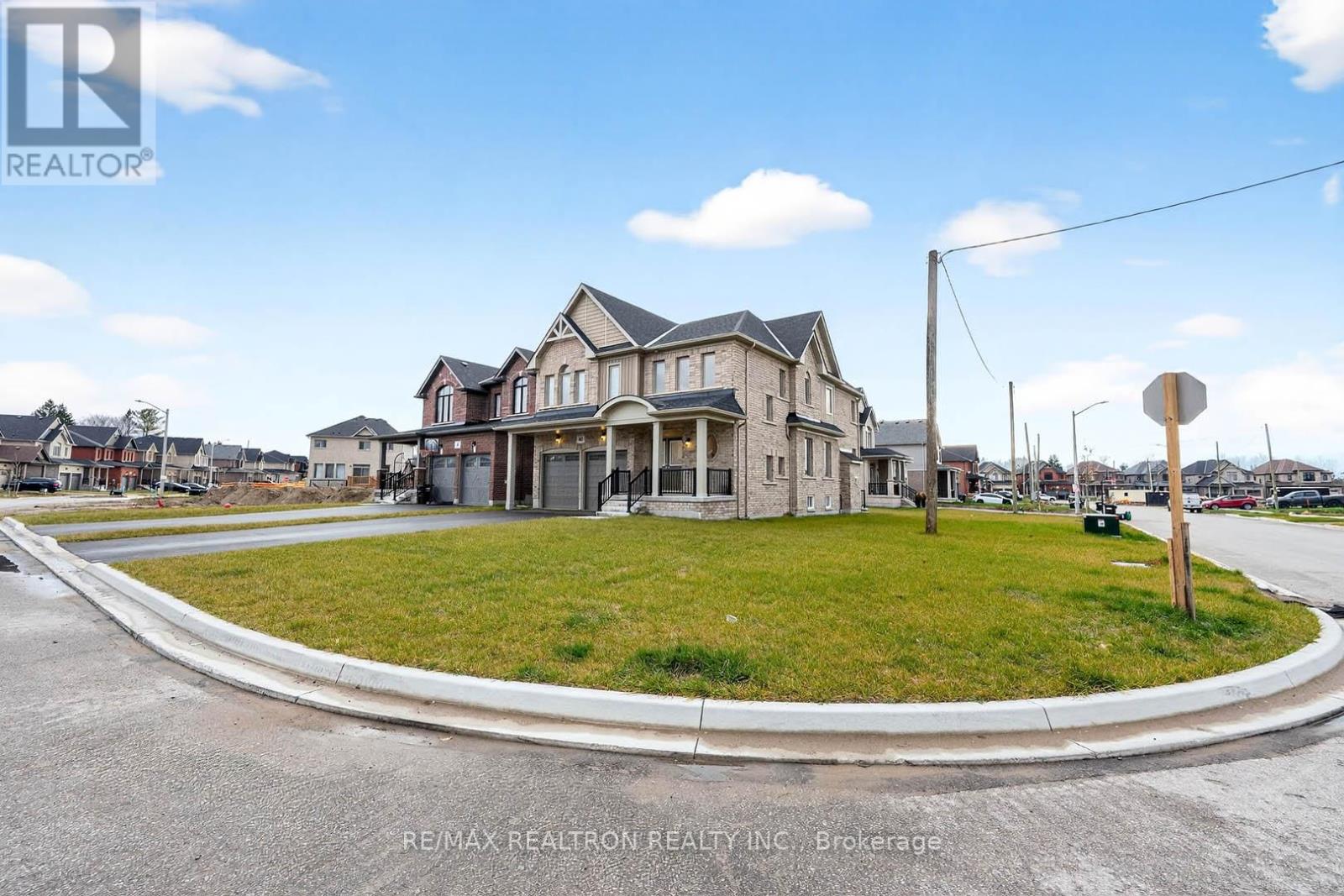 40 Wakefield Boulevard, Essa, Ontario  L3W 0L9 - Photo 3 - N12586248
