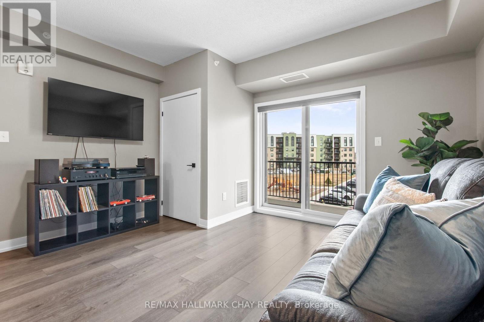 211 - 4 Spice Way, Barrie, Ontario  L9J 0M2 - Photo 11 - S12586252