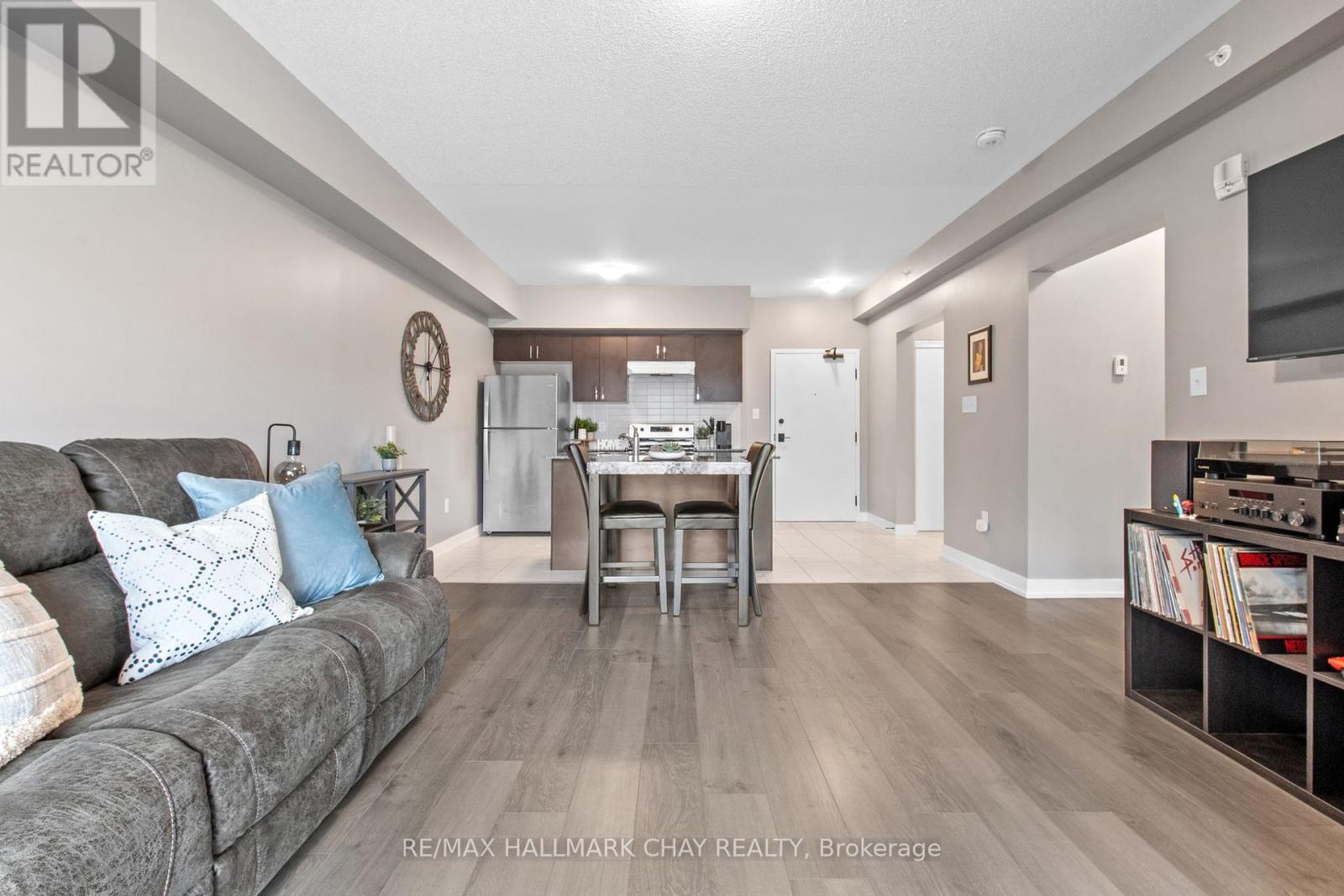 211 - 4 Spice Way, Barrie, Ontario  L9J 0M2 - Photo 3 - S12586252