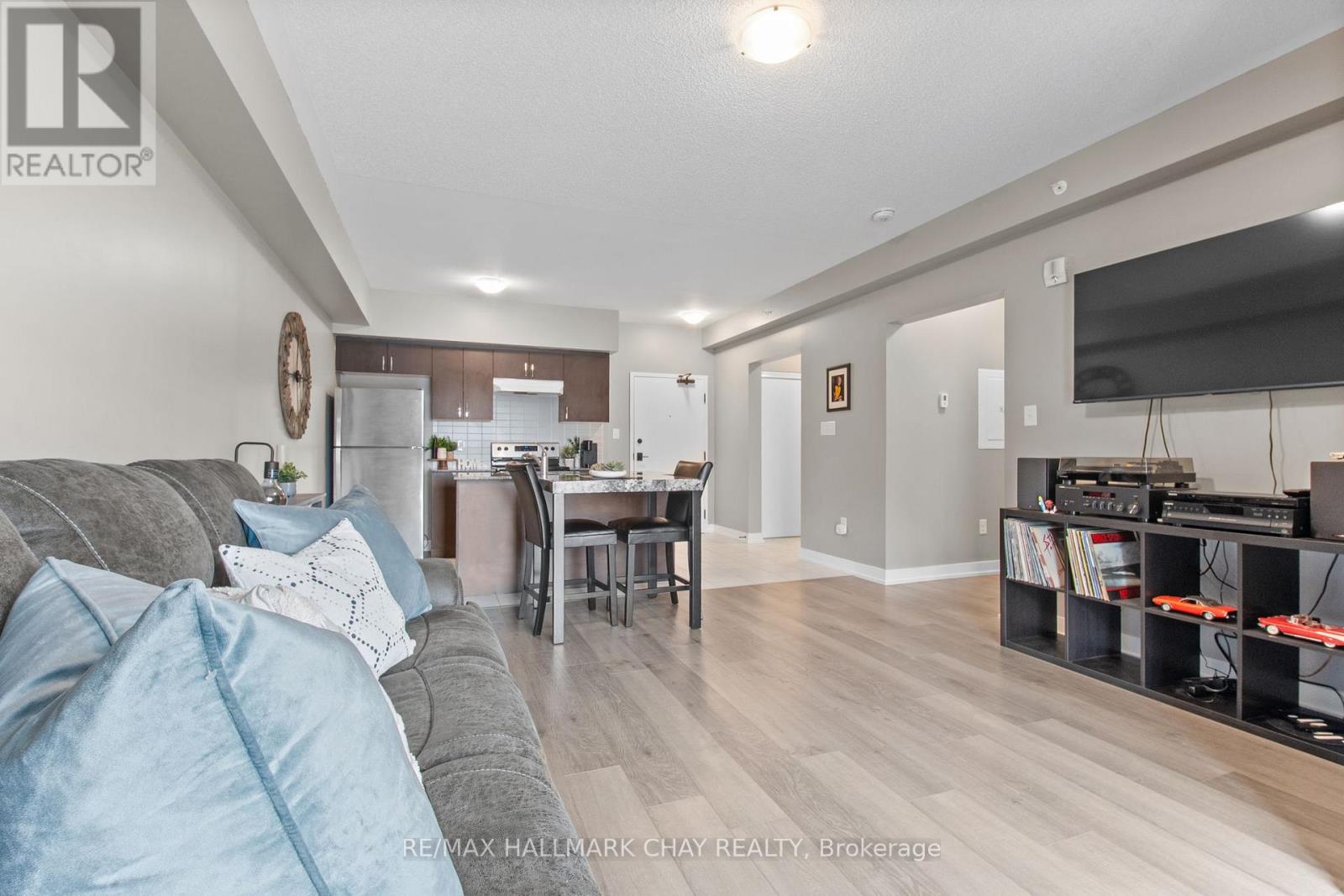 211 - 4 Spice Way, Barrie, Ontario  L9J 0M2 - Photo 4 - S12586252