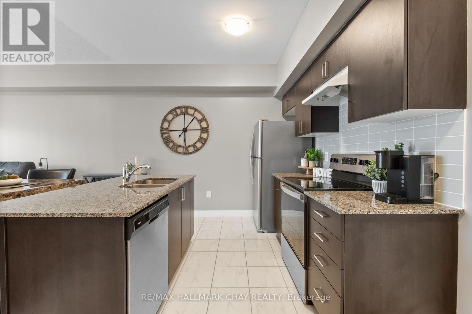 211 - 4 Spice Way, Barrie, Ontario  L9J 0M2 - Photo 8 - S12586252