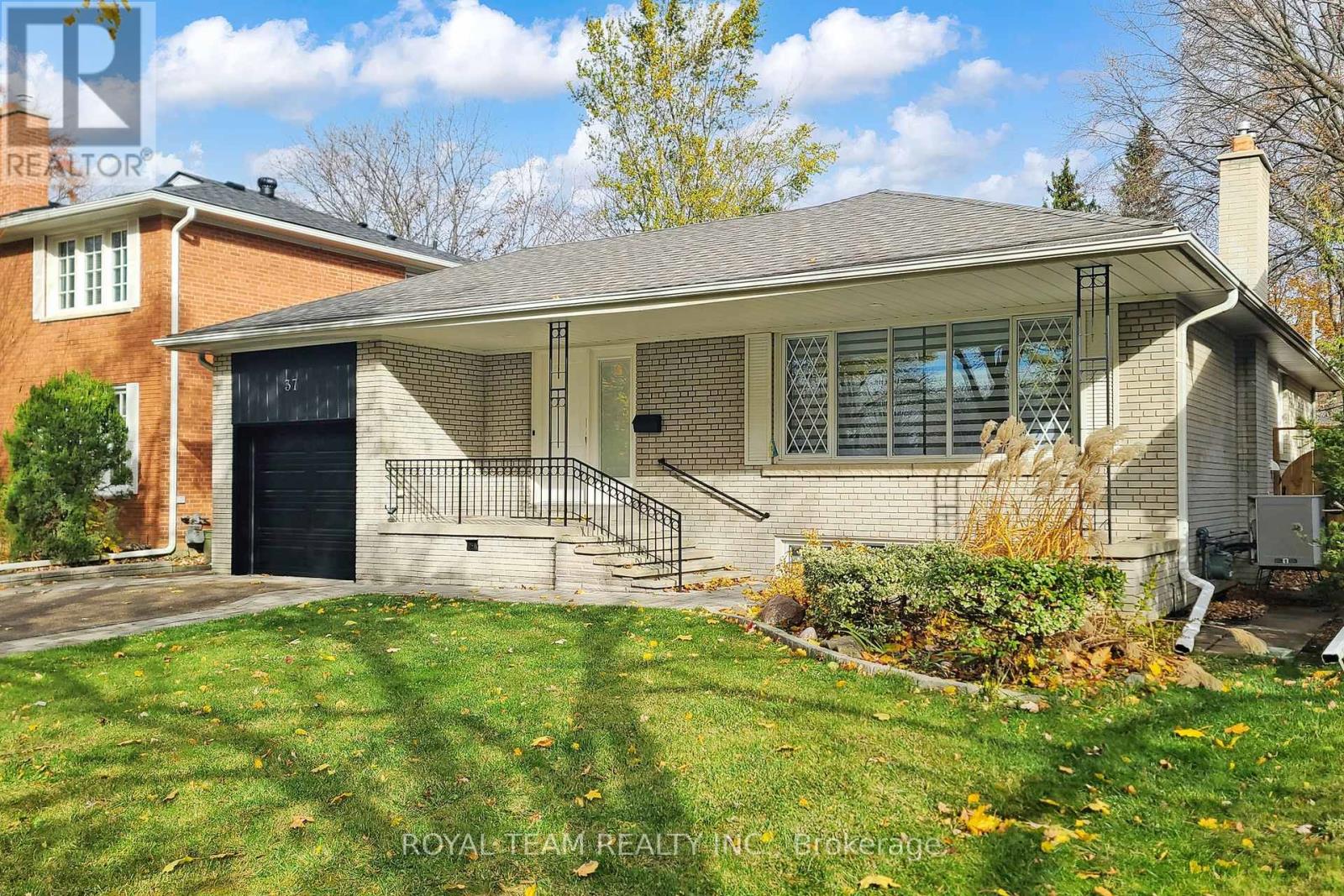 37 MARKLAND DRIVE, Toronto, Ontario