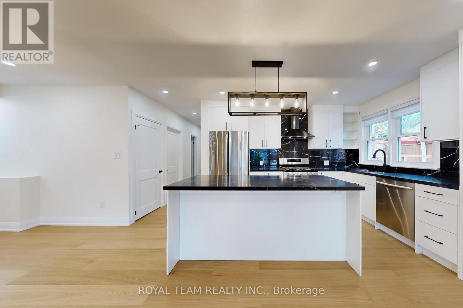 37 Markland Drive, Toronto, Ontario  M9C 1M9 - Photo 10 - W12586118