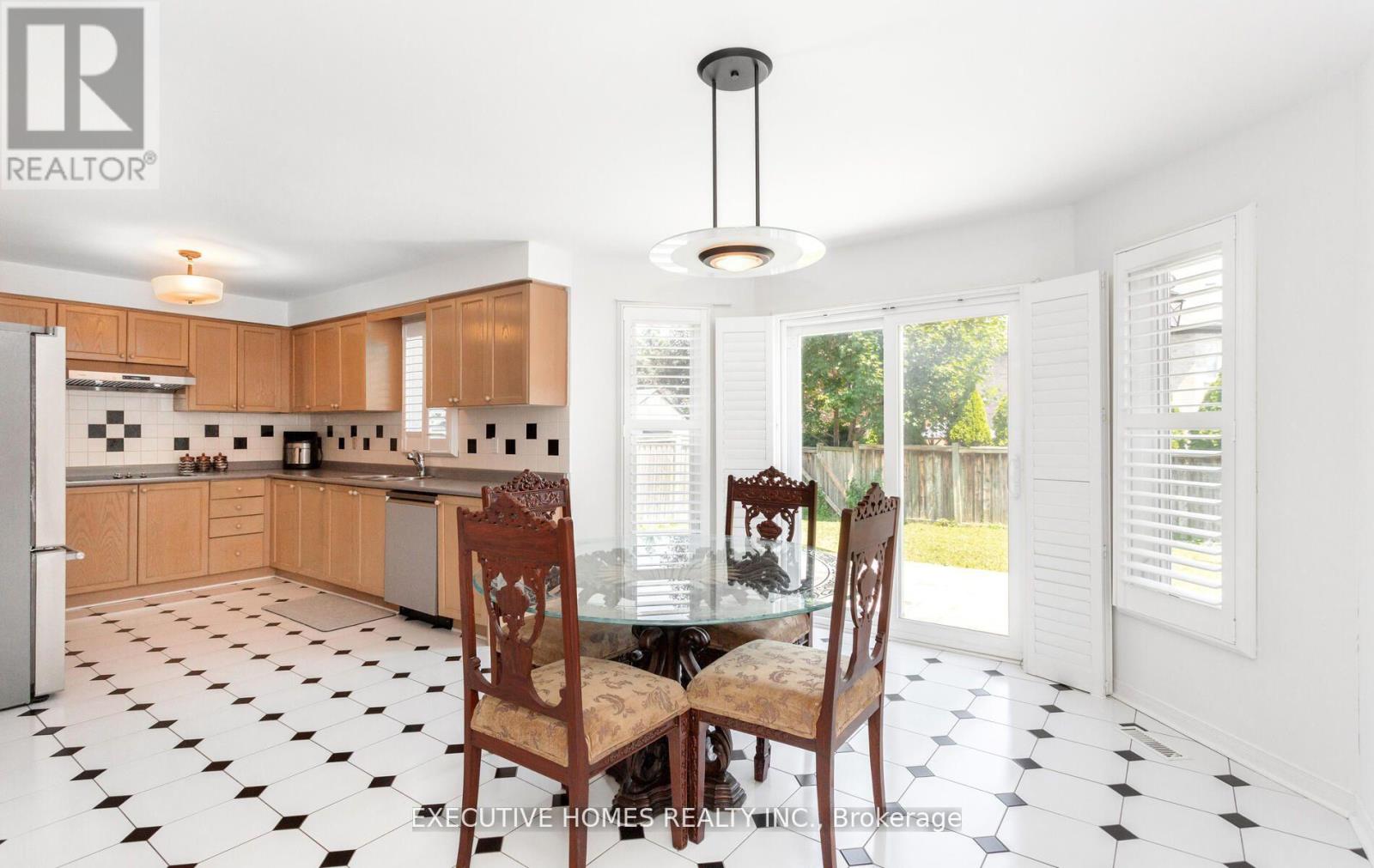 5489 Glen Erin Drive, Mississauga, Ontario  L5M 5C8 - Photo 16 - W12586134