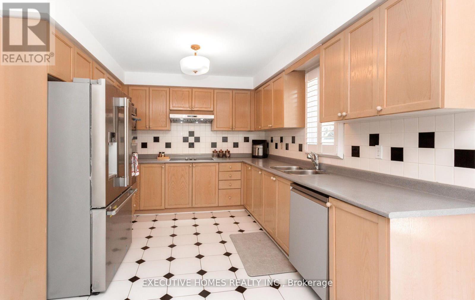 5489 Glen Erin Drive, Mississauga, Ontario  L5M 5C8 - Photo 20 - W12586134