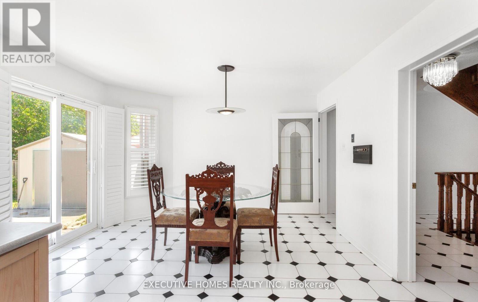 5489 Glen Erin Drive, Mississauga, Ontario  L5M 5C8 - Photo 21 - W12586134