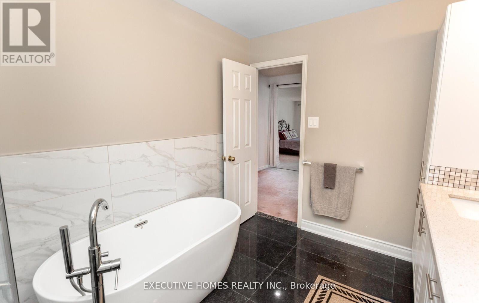 5489 Glen Erin Drive, Mississauga, Ontario  L5M 5C8 - Photo 35 - W12586134