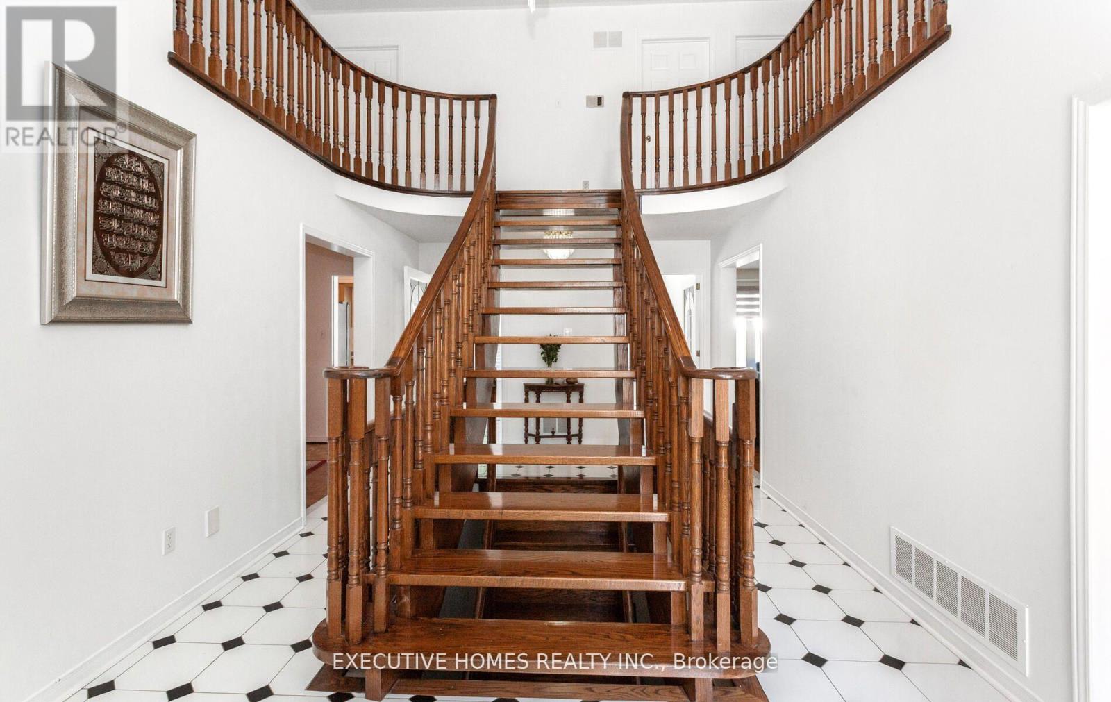 5489 Glen Erin Drive, Mississauga, Ontario  L5M 5C8 - Photo 7 - W12586134