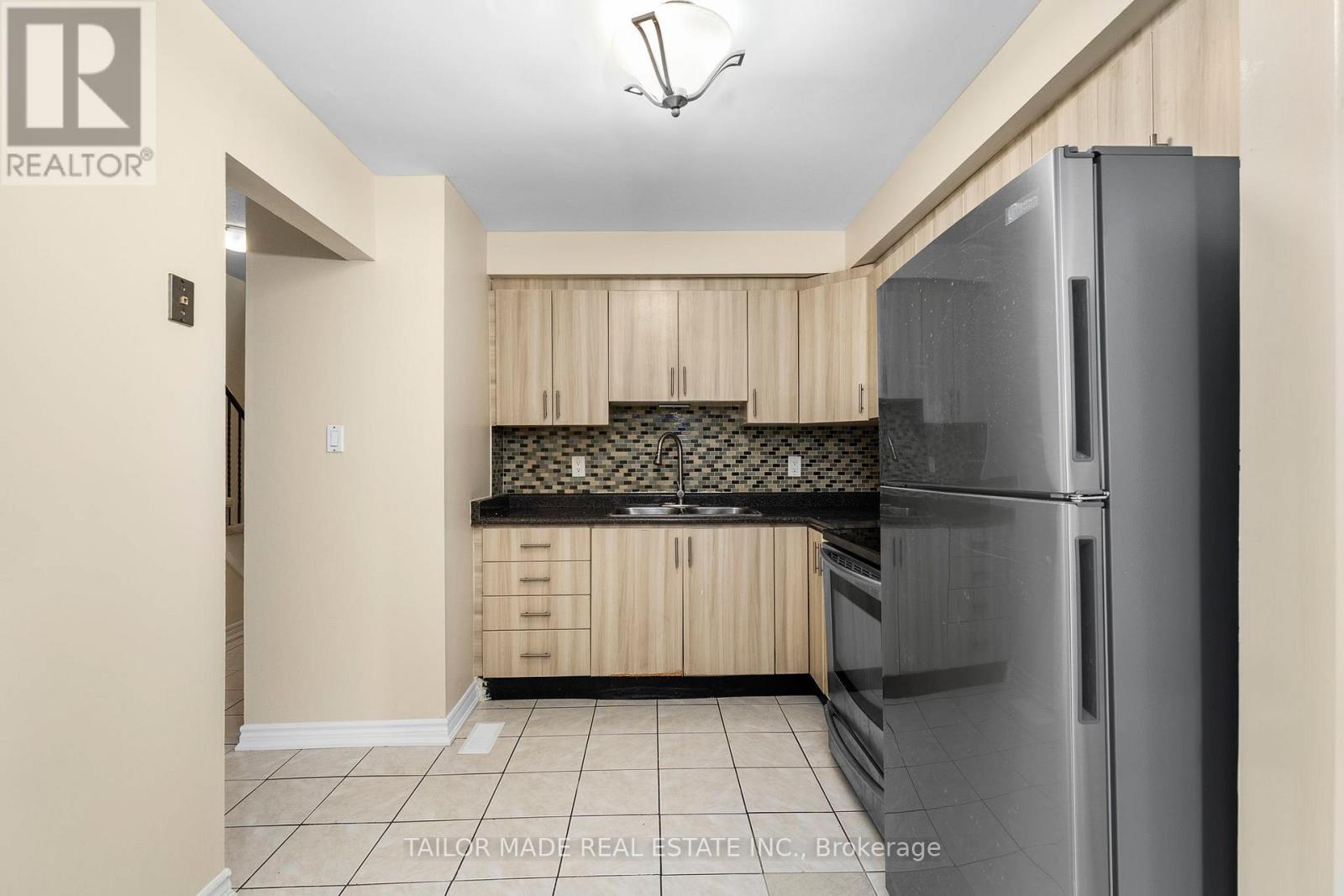 38 Collins Crescent, Brampton, Ontario  L6V 3M9 - Photo 5 - W12586164