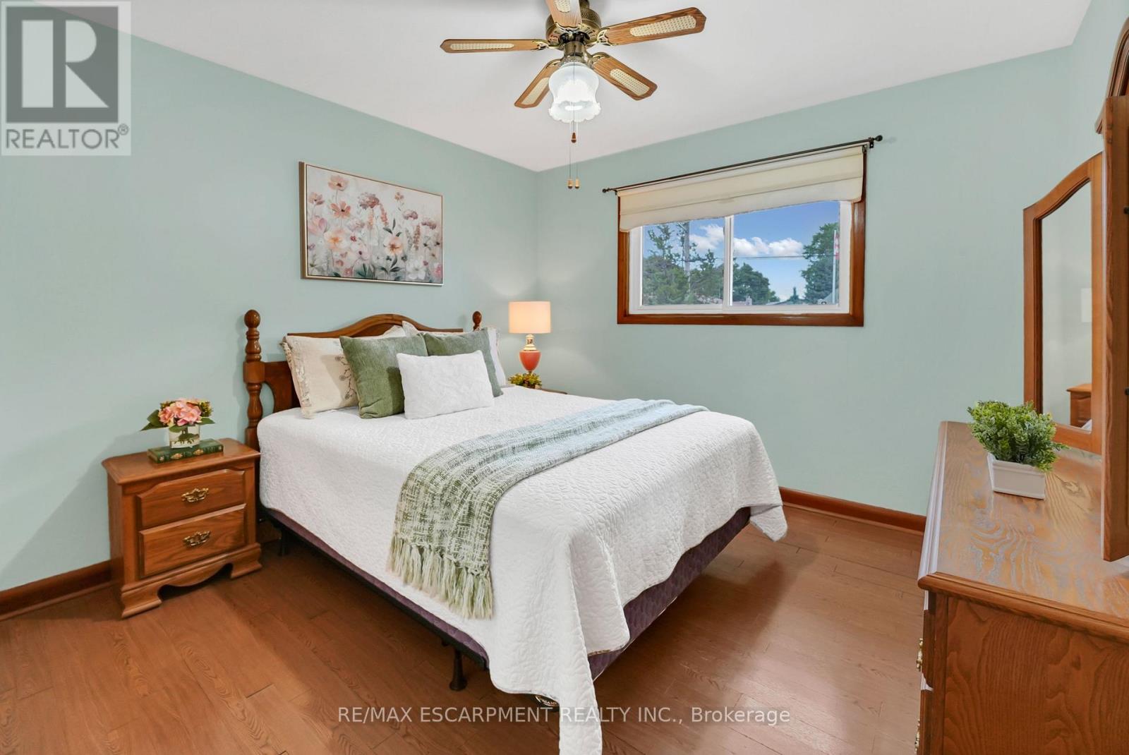 11 Kelson Avenue N, Grimsby, Ontario  L3M 4C6 - Photo 11 - X12586128