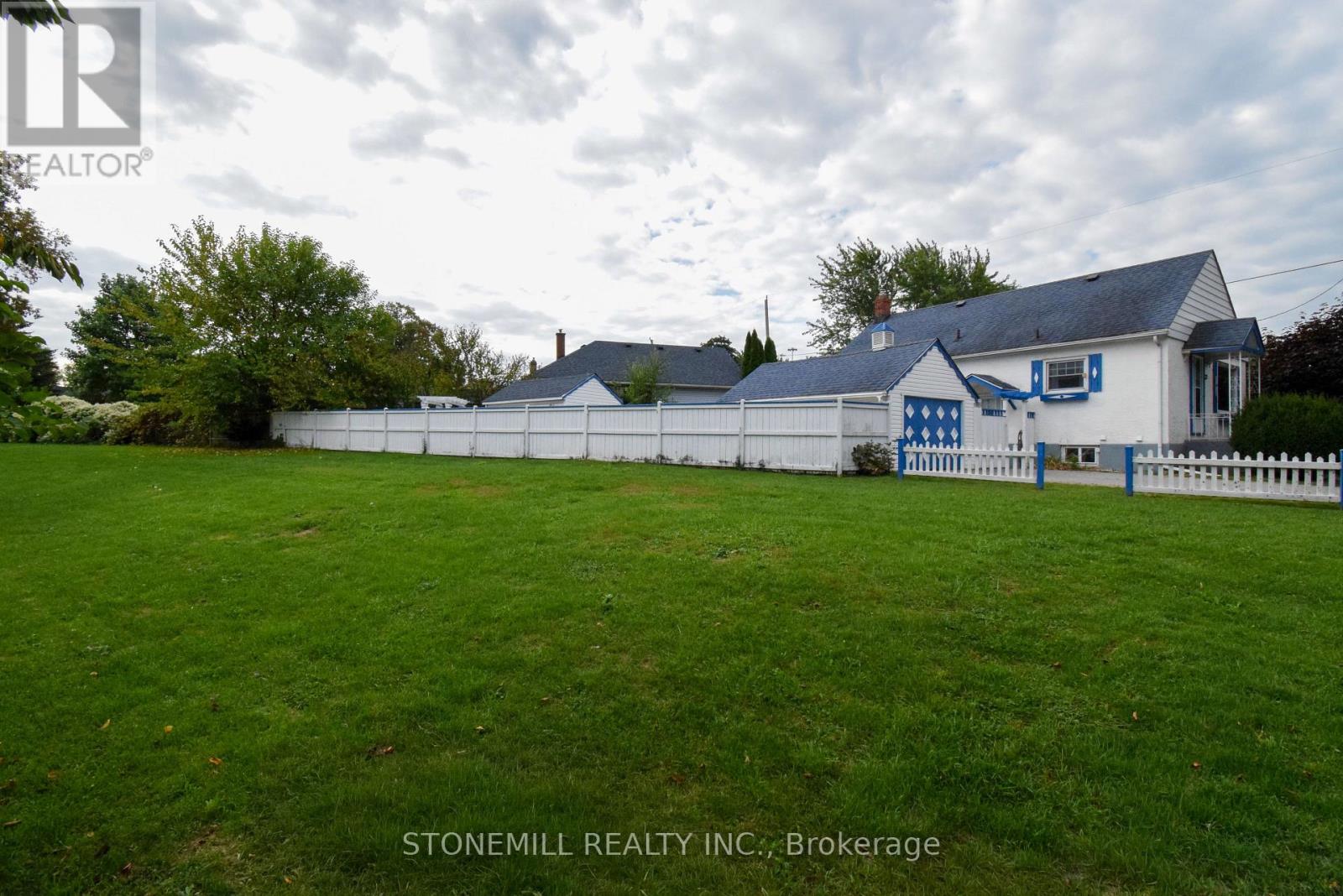 272 Carlton Street, St. Catharines, Ontario  L2N 1B9 - Photo 3 - X12586218