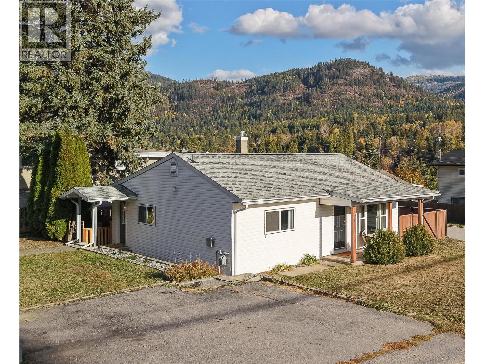 24 Kootenay Avenue N, Fruitvale, British Columbia