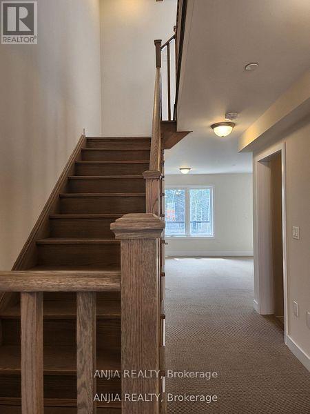 104 Credit Lane, Richmond Hill, Ontario  L4E 1G9 - Photo 5 - N12585528