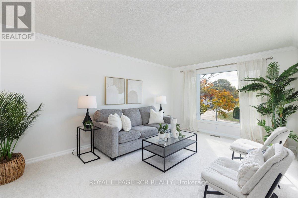 153 Stickwood Court, Newmarket, Ontario  L3Y 5V2 - Photo 5 - N12586330