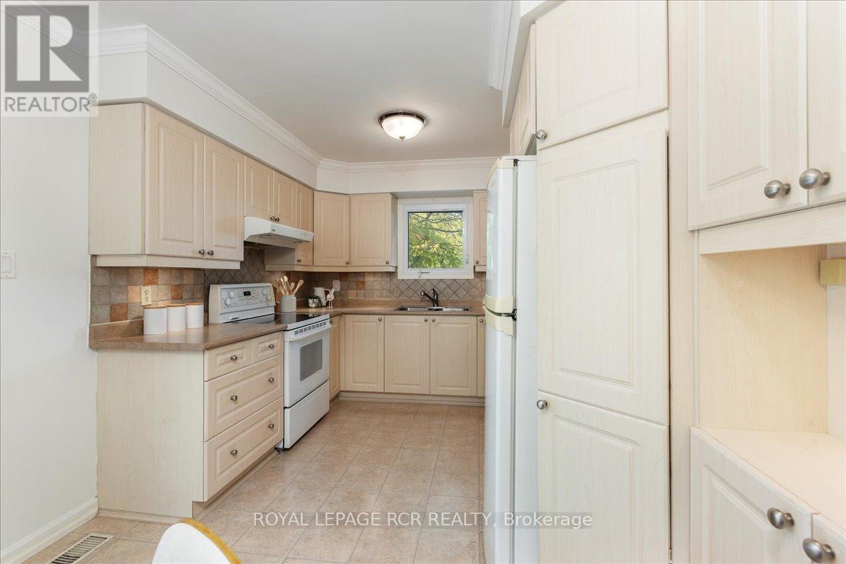 153 Stickwood Court, Newmarket, Ontario  L3Y 5V2 - Photo 8 - N12586330