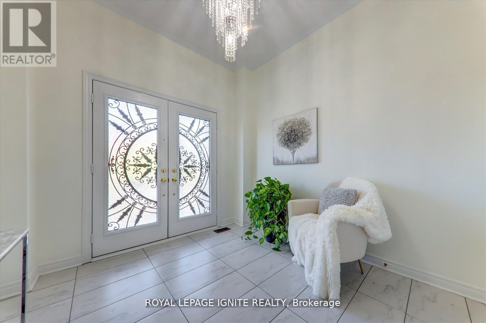 127 Noah's Farm Trail, Whitchurch-Stouffville, Ontario L4A 4P1 - Photo 2 - N12586460