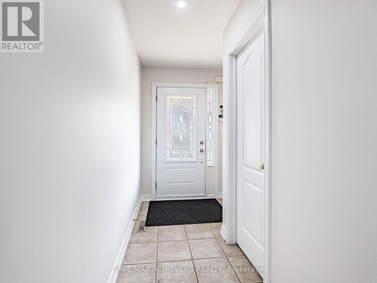 65 Eastview Gate, Brampton, Ontario  L6P 1N5 - Photo 5 - W12586364