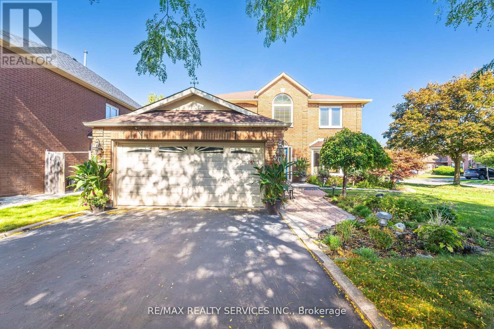 30 STARLING COURT, Brampton, Ontario