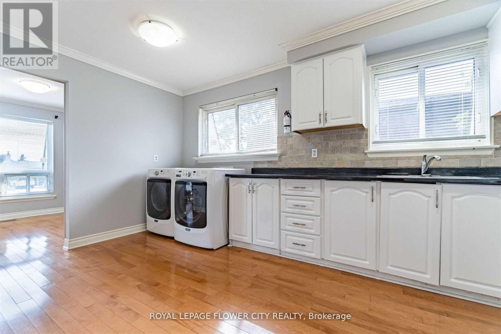 5 Grassmere Crescent, Brampton, Ontario  L6S 1C9 - Photo 4 - W12586404