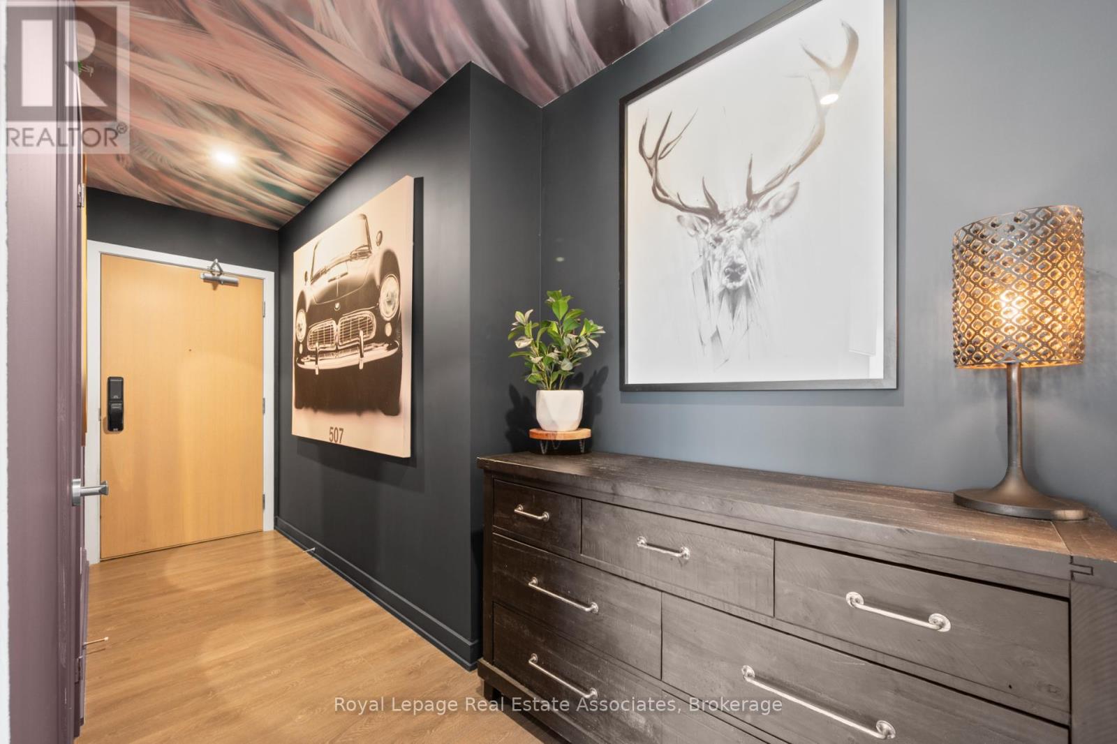 602 - 370 Martha Street, Burlington, Ontario  L7R 0G9 - Photo 2 - W12586432