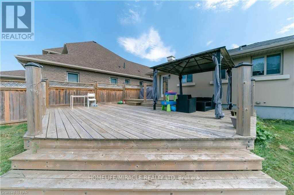 #main - 2256 Stanley Avenue, Niagara Falls, Ontario  L2J 0C8 - Photo 4 - X12586392