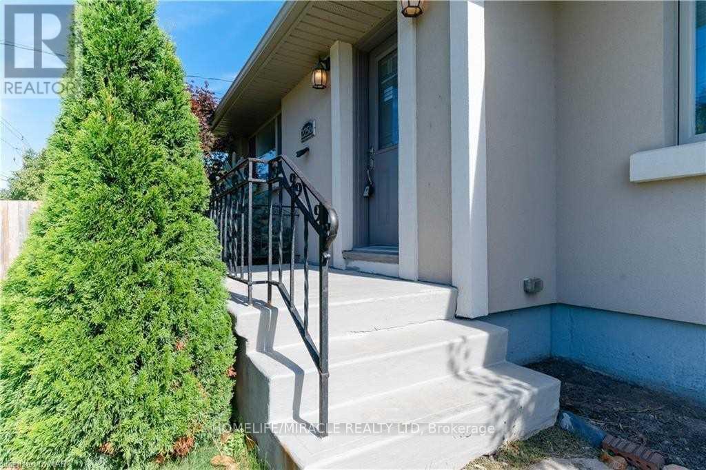 #main - 2256 Stanley Avenue, Niagara Falls, Ontario  L2J 0C8 - Photo 7 - X12586392