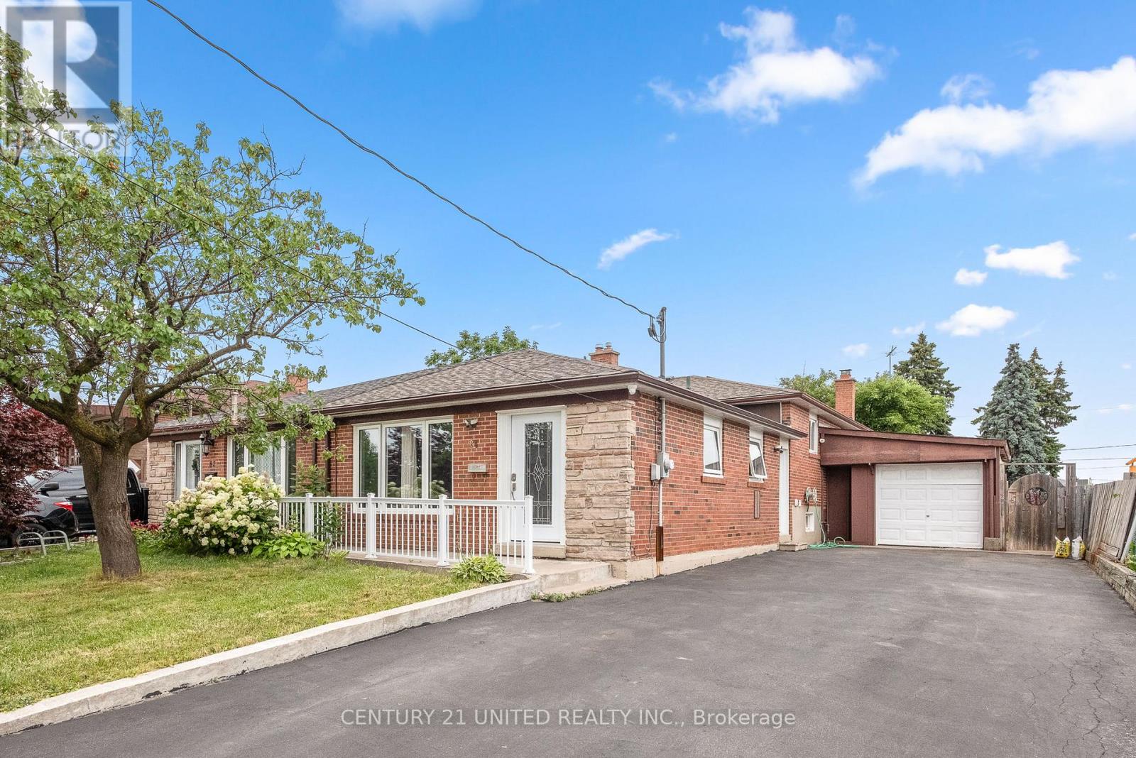 84 Goldsboro Road, Toronto (Humber Summit), Ontario  M9L 1A7 - Photo 3 - W12435295