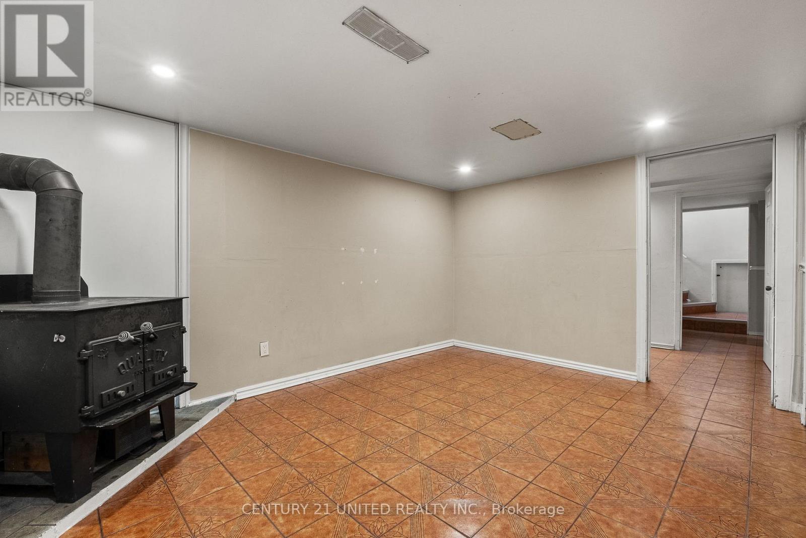 84 Goldsboro Road, Toronto (Humber Summit), Ontario  M9L 1A7 - Photo 34 - W12435295