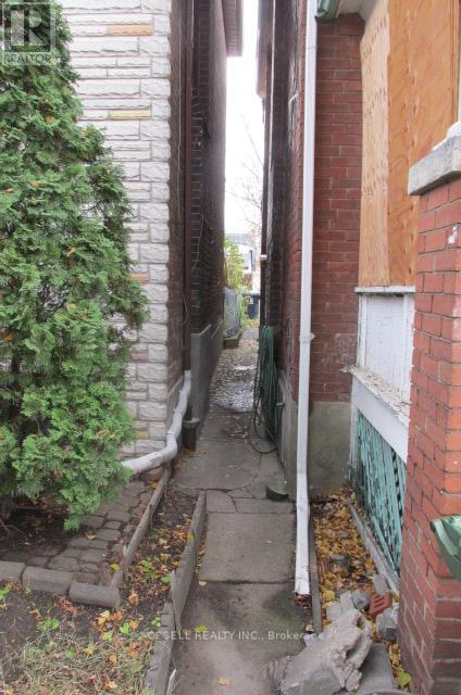 5 Gillespie Avenue, Toronto, Ontario  M6N 2Y5 - Photo 12 - W12585760