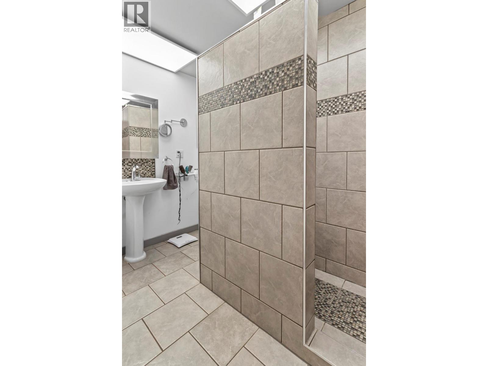 1629 Ainsworth Avenue, Riondel, British Columbia V0B 2B0 - Photo 12 - 10368735