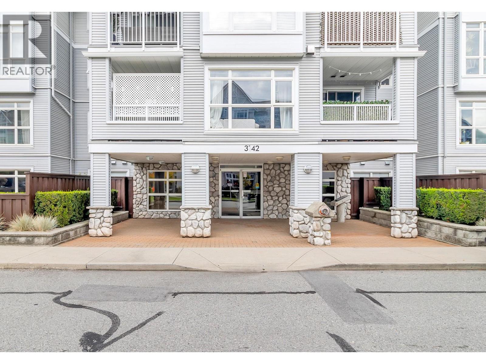 201 3142 John´s Street, Port Moody, British Columbia  V3H 5E5 - Photo 2 - R3065205