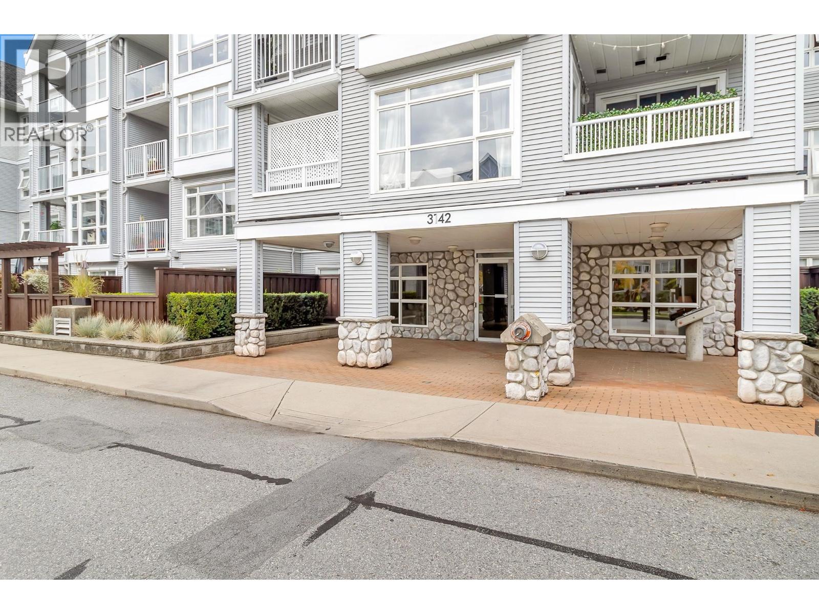 201 3142 John´s Street, Port Moody, British Columbia  V3H 5E5 - Photo 3 - R3065205