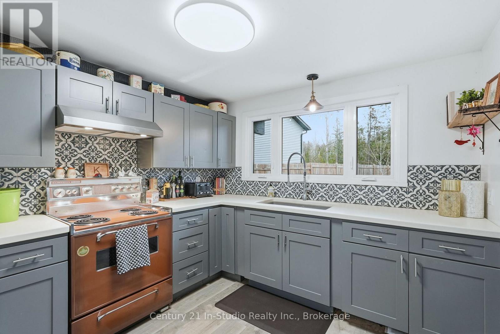 324 Bryant Street, South Bruce Peninsula, Ontario  N0H 2T0 - Photo 14 - X12566828