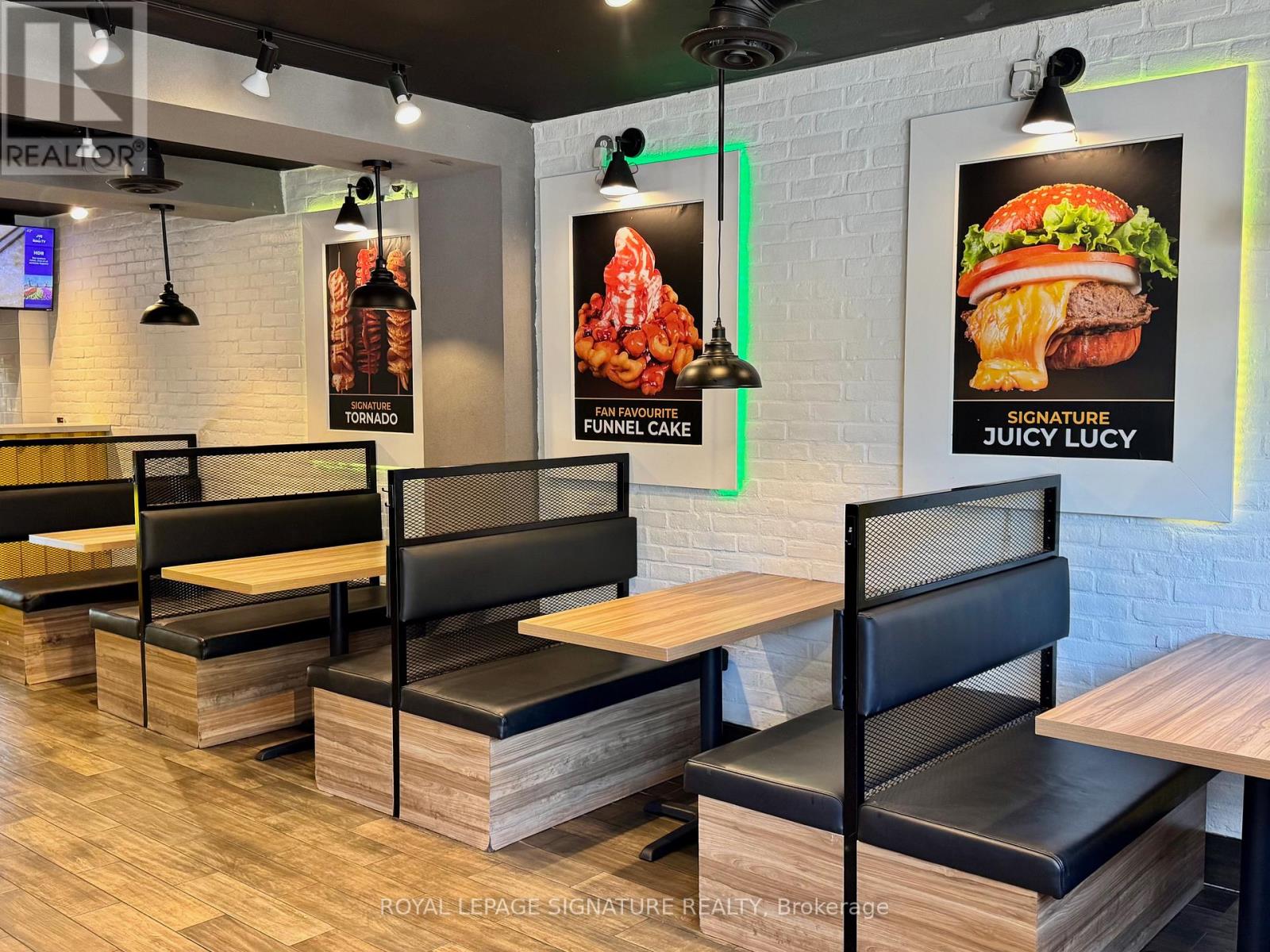 47 Lakeshore Road E, Mississauga, Ontario  L5G 1C9 - Photo 3 - W12586692