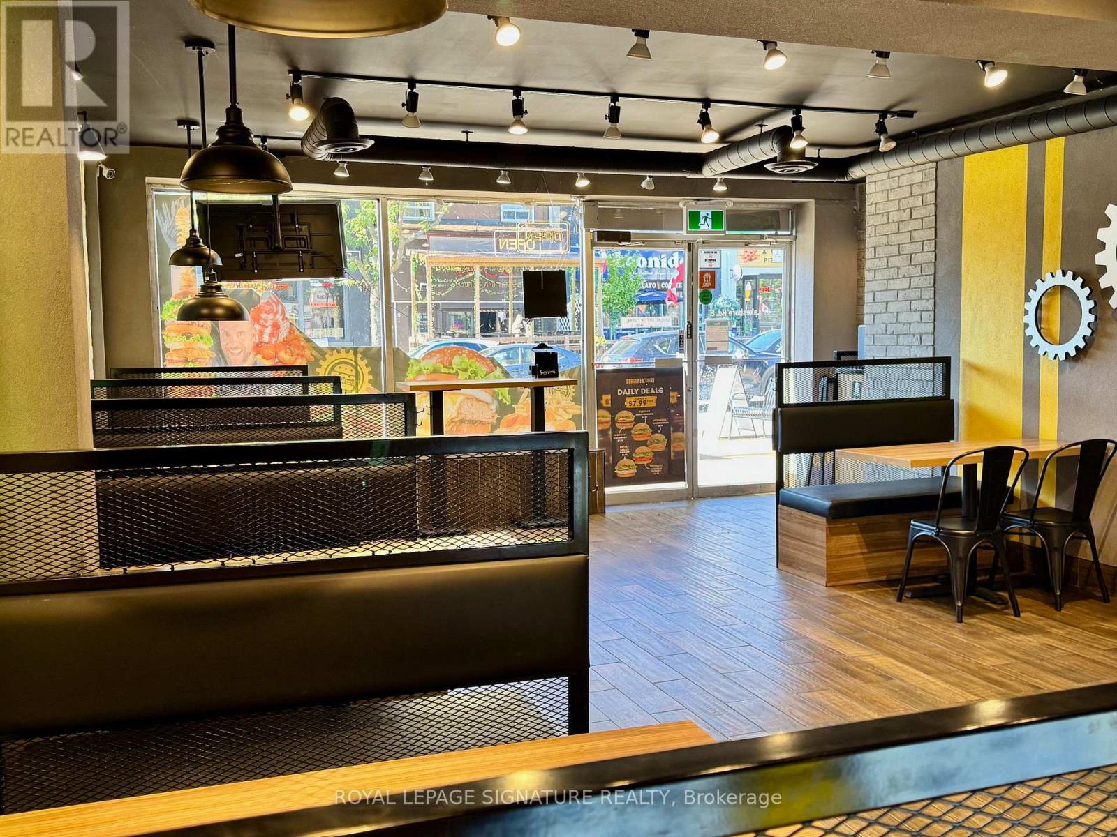 47 Lakeshore Road E, Mississauga, Ontario  L5G 1C9 - Photo 4 - W12586692