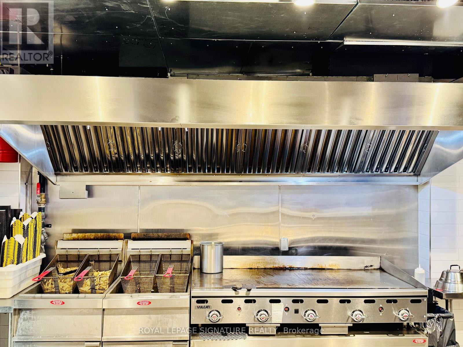 47 Lakeshore Road E, Mississauga, Ontario  L5G 1C9 - Photo 6 - W12586692