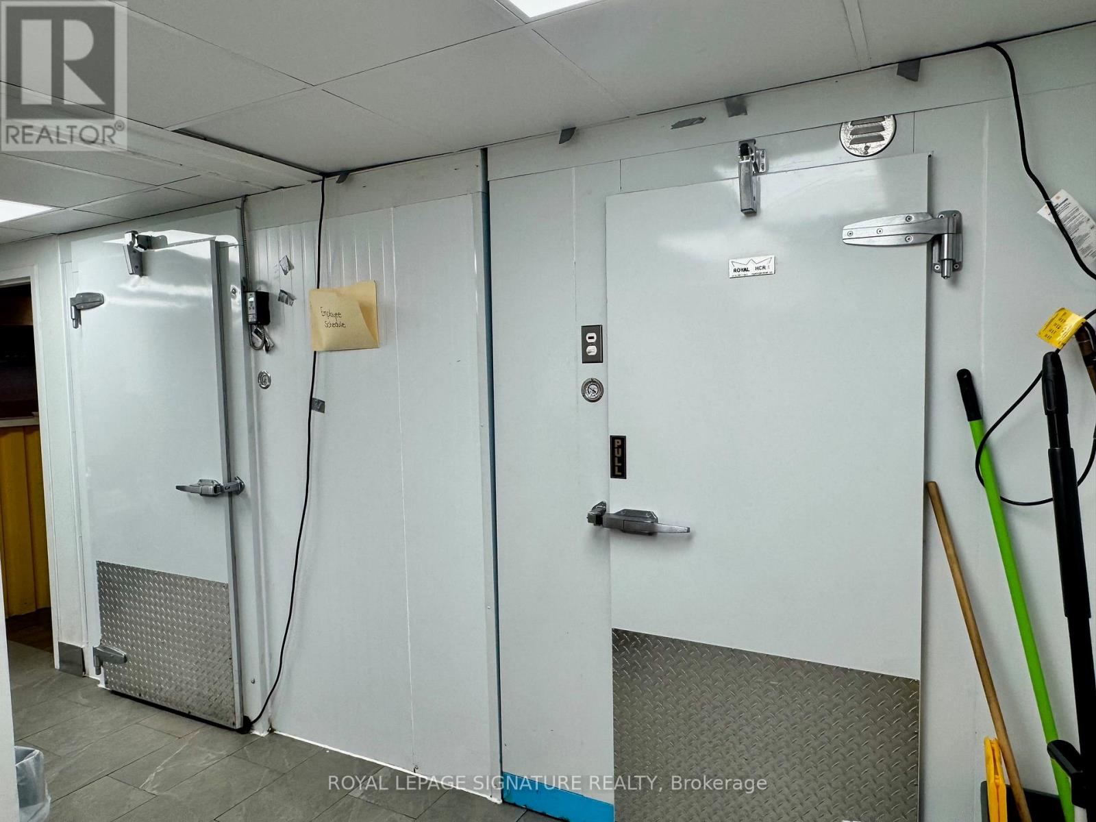 47 Lakeshore Road E, Mississauga, Ontario  L5G 1C9 - Photo 9 - W12586692