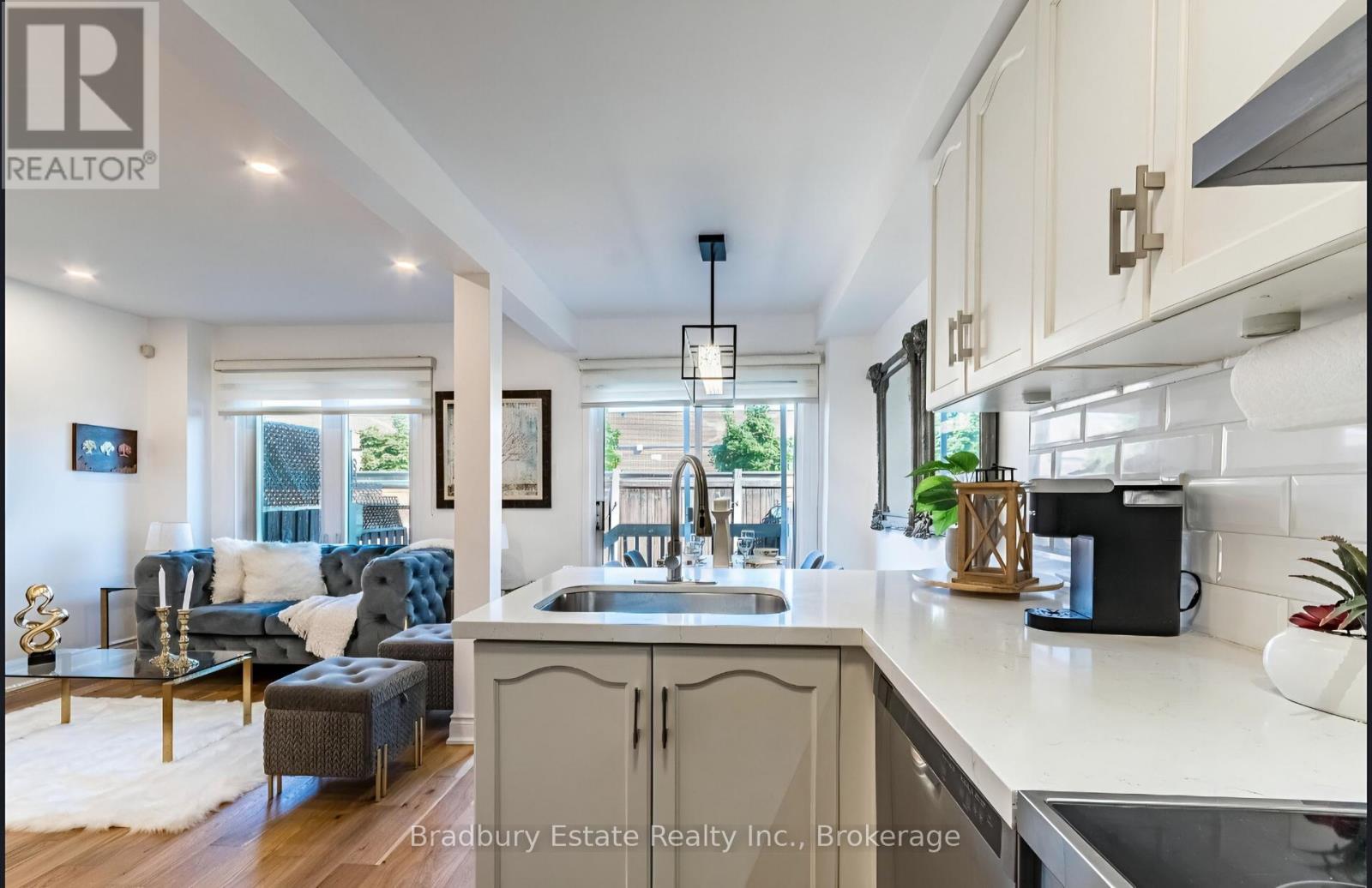 6973 Lisanne Court, Mississauga, Ontario  L5N 6Z7 - Photo 10 - W12586734