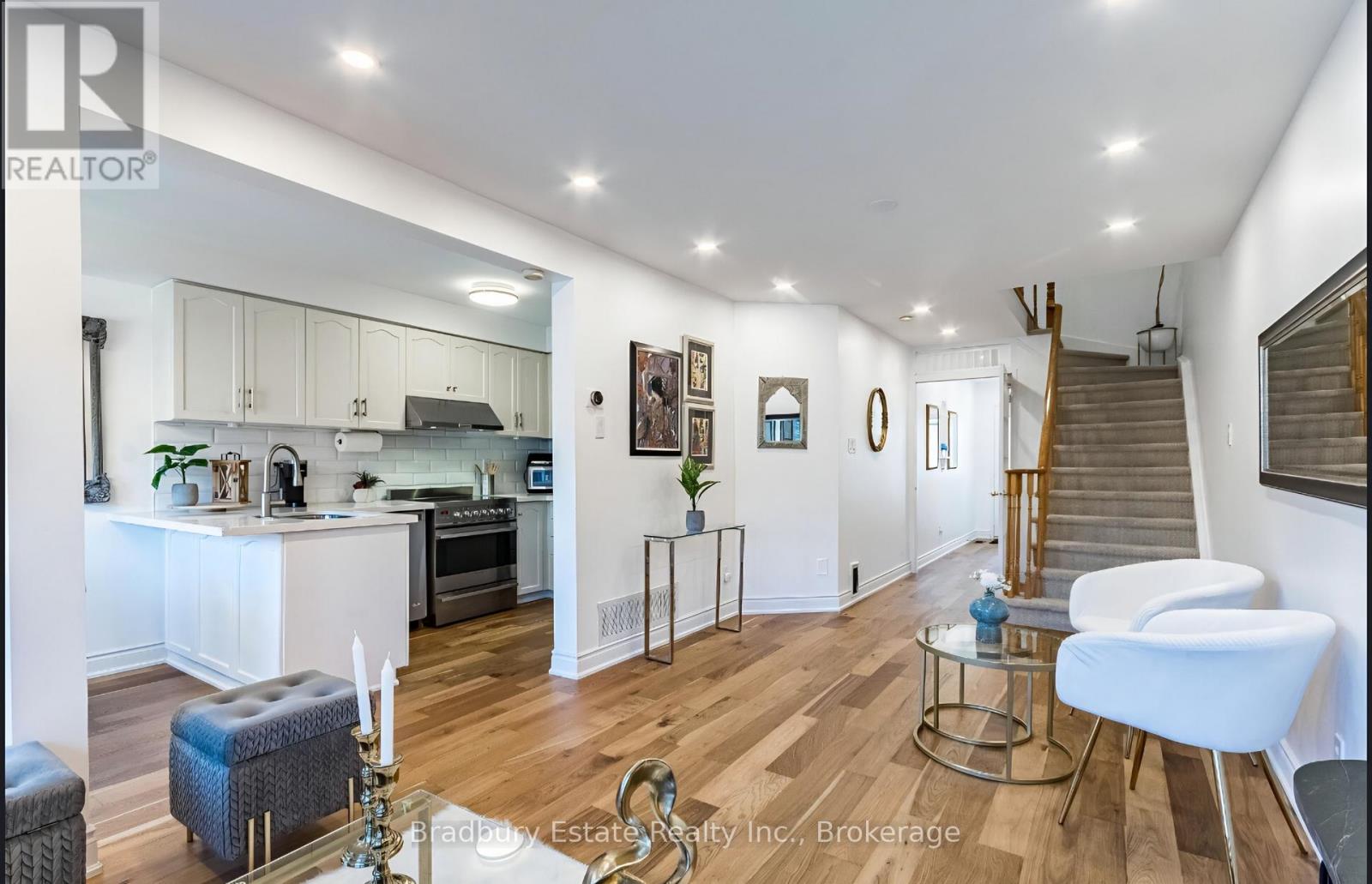 6973 Lisanne Court, Mississauga, Ontario  L5N 6Z7 - Photo 7 - W12586734