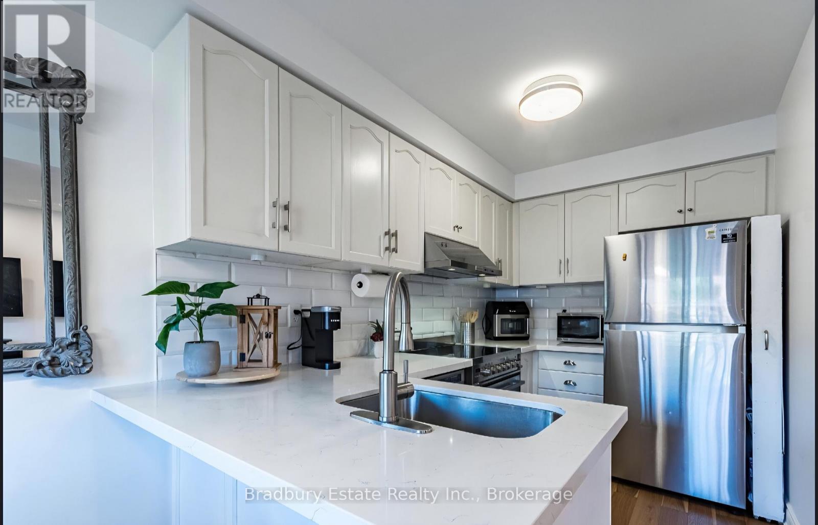 6973 Lisanne Court, Mississauga, Ontario  L5N 6Z7 - Photo 8 - W12586734