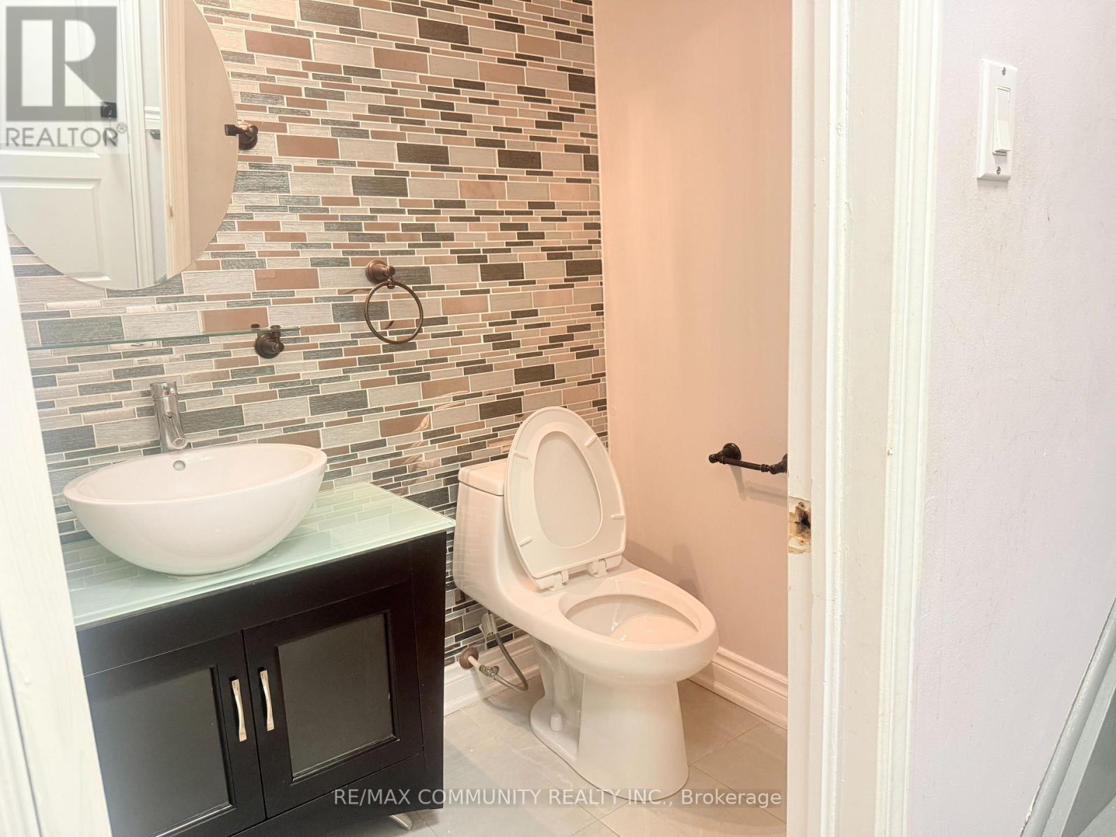 24 Roundstone Drive, Brampton, Ontario  L6X 0K7 - Photo 9 - W12586612