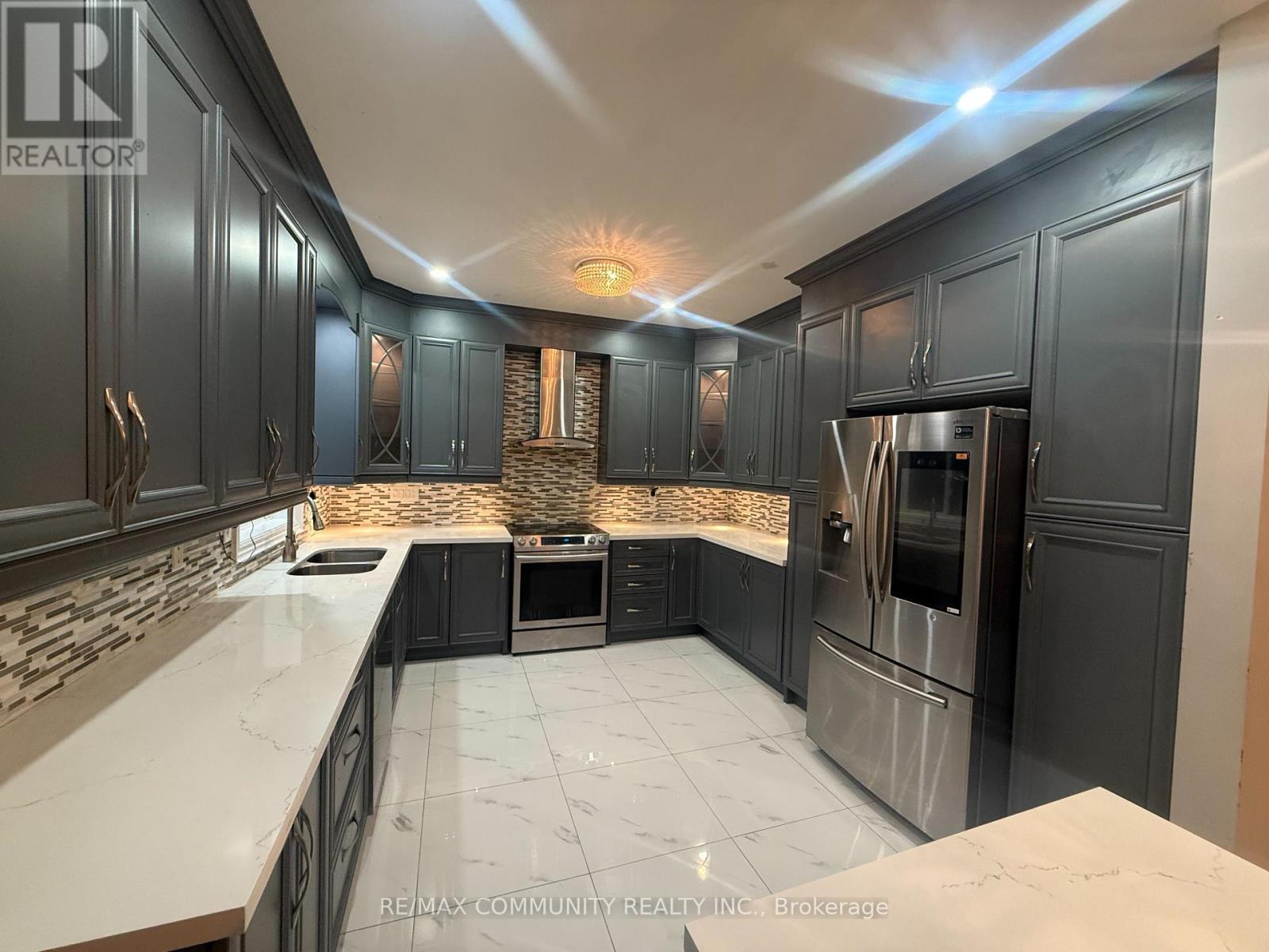 24 Roundstone Drive, Brampton, Ontario  L6X 0K7 - Photo 4 - W12586612