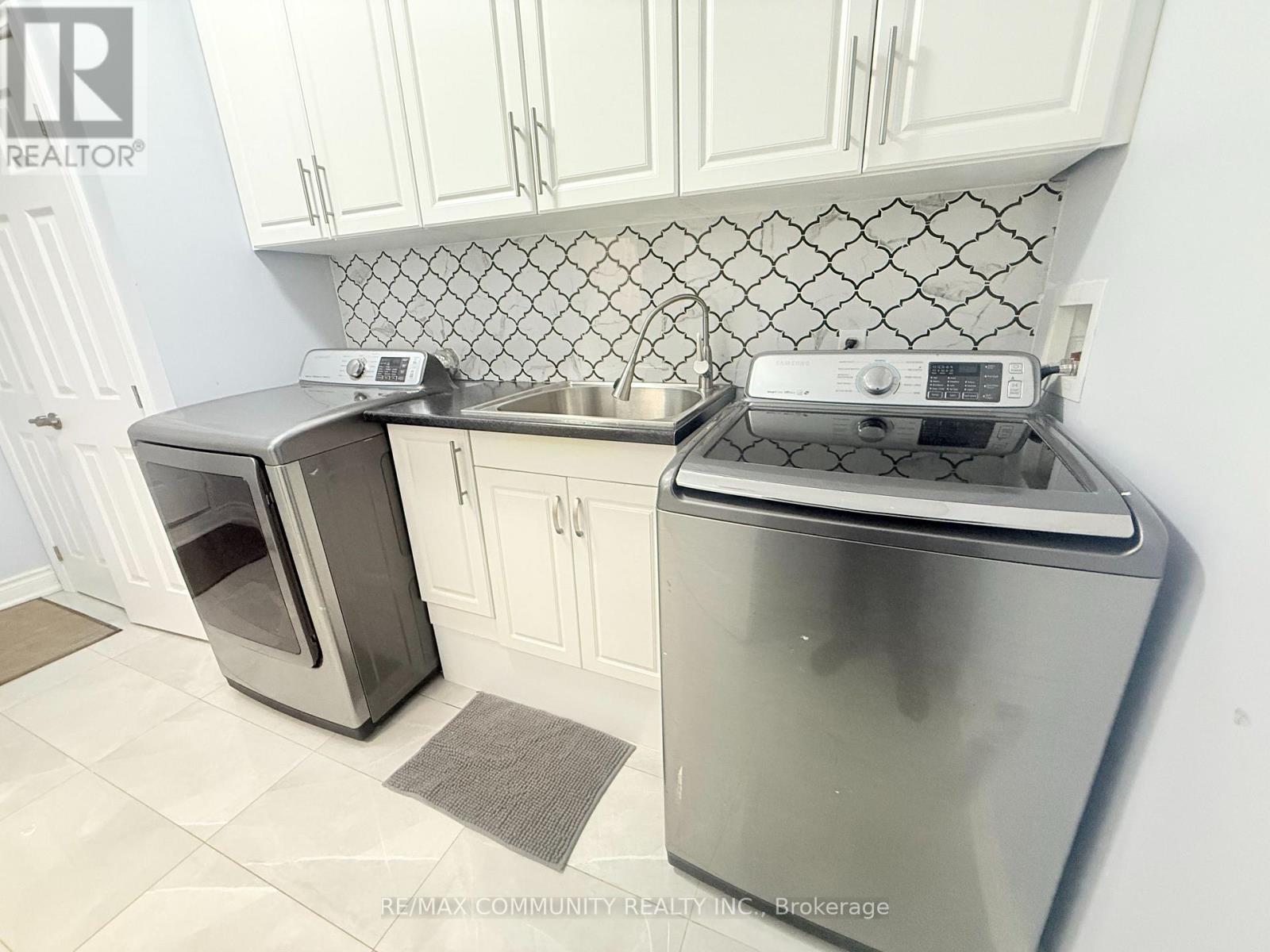 24 Roundstone Drive, Brampton, Ontario  L6X 0K7 - Photo 6 - W12586612