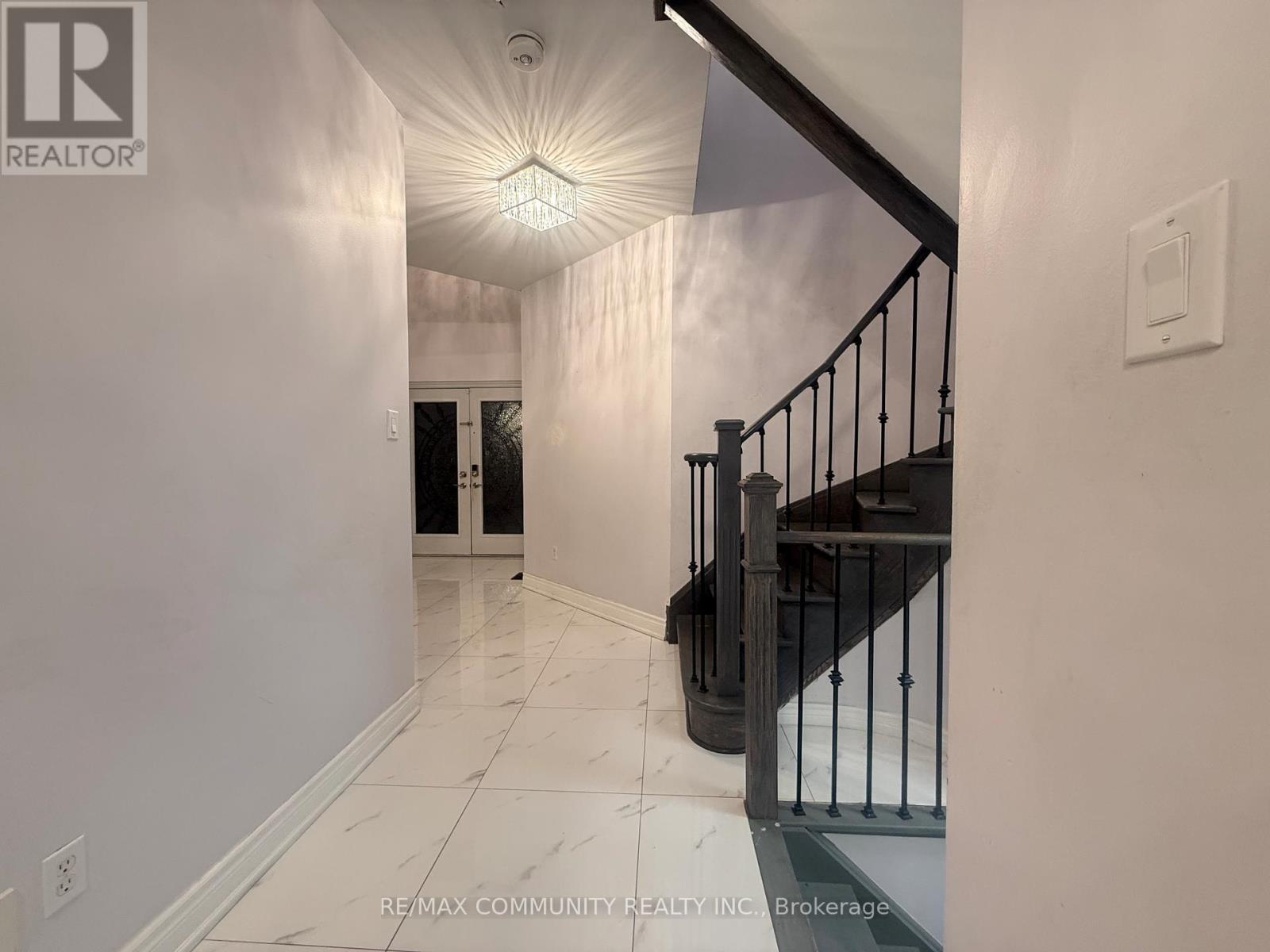 24 Roundstone Drive, Brampton, Ontario  L6X 0K7 - Photo 16 - W12586612