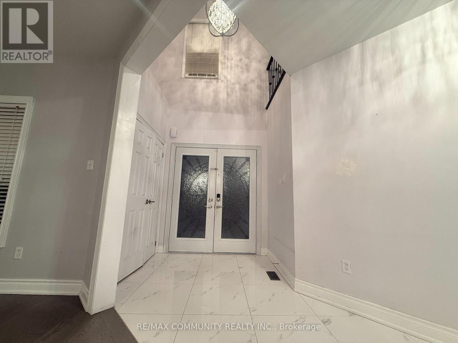 24 Roundstone Drive, Brampton, Ontario  L6X 0K7 - Photo 3 - W12586612