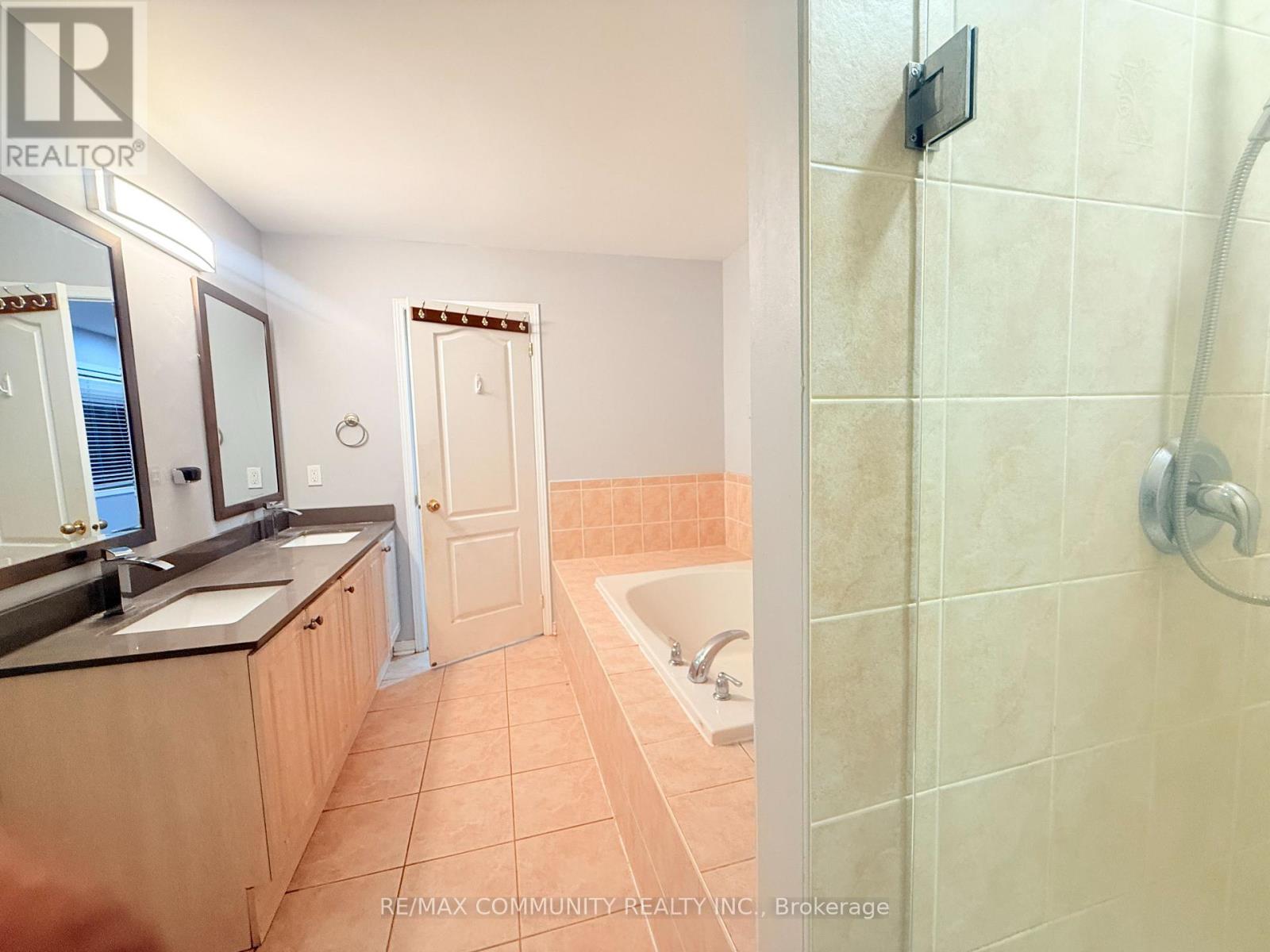 24 Roundstone Drive, Brampton, Ontario  L6X 0K7 - Photo 7 - W12586612