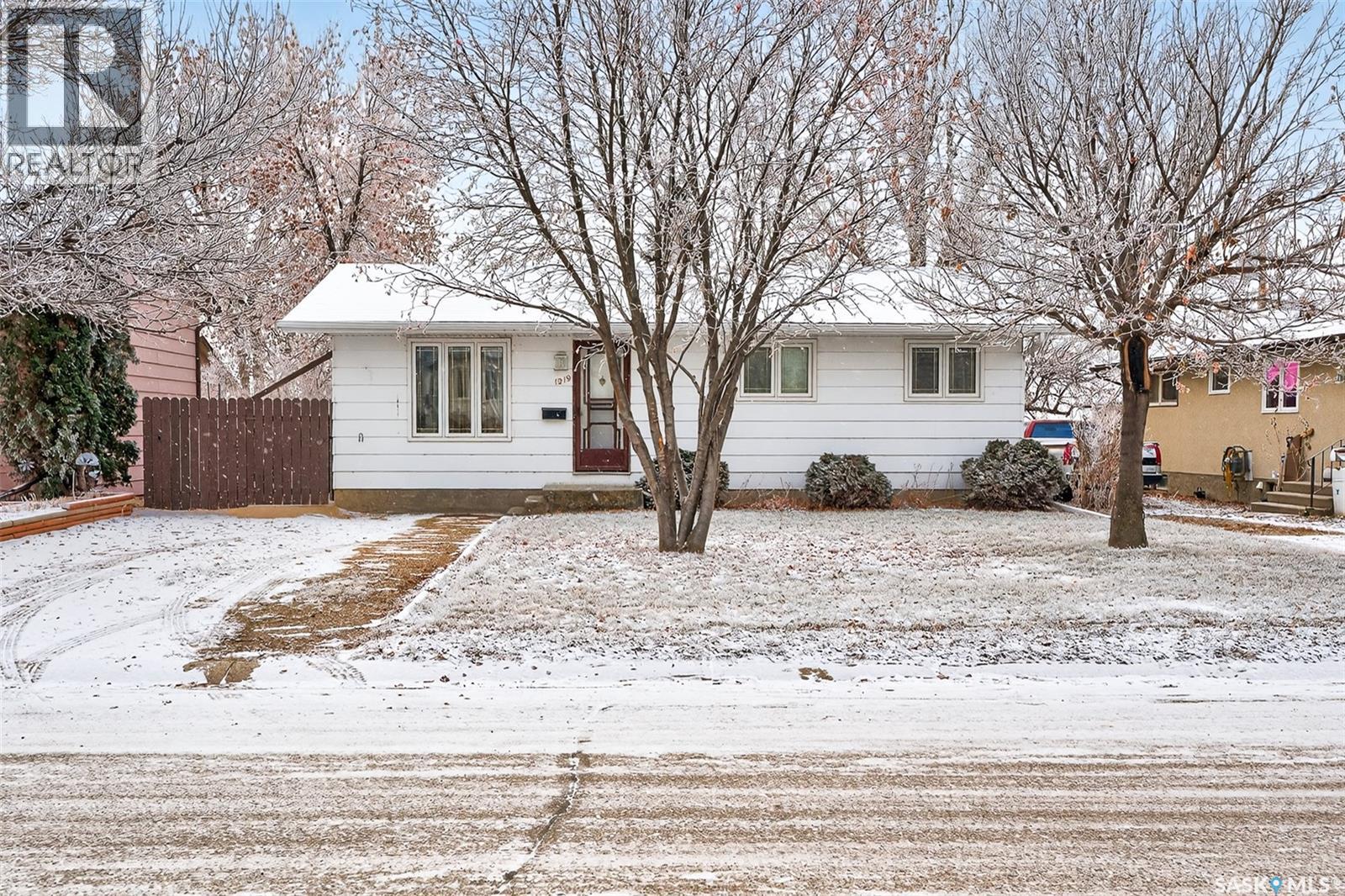1219 Spadina Street W, Moose Jaw, Saskatchewan  S6H 7G5 - Photo 2 - SK024863