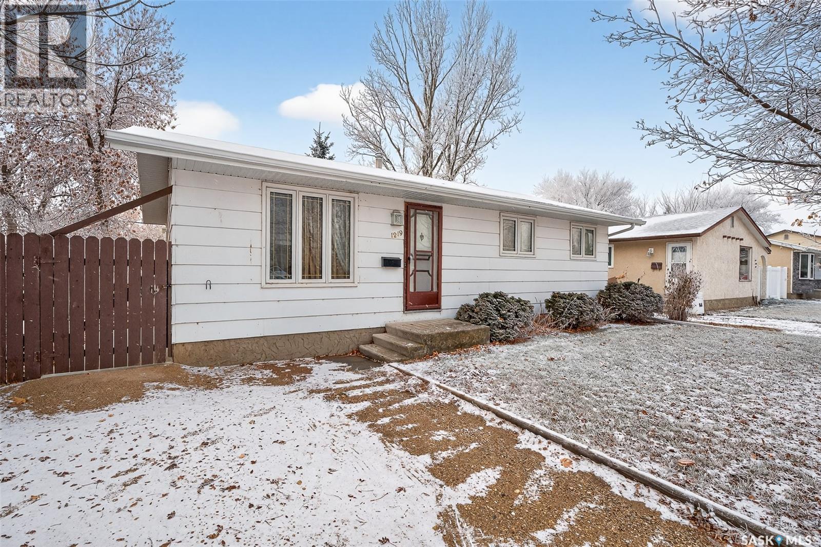 1219 Spadina Street W, Moose Jaw, Saskatchewan  S6H 7G5 - Photo 4 - SK024863