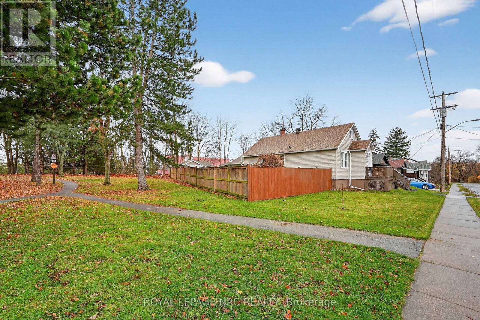 25 Almond Street, Welland, Ontario  L3B 3P6 - Photo 3 - X12586888